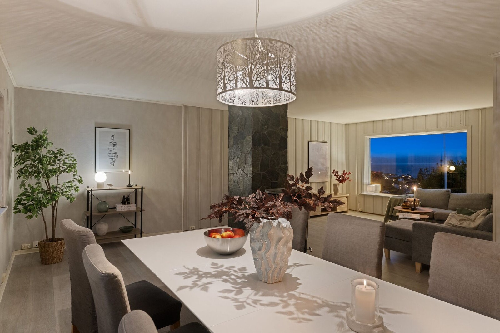 Velkommen inn - hjertet i boligen er et stort oppholdsrom på 37 m² delt inn i stue og spisestue. Galleribilde