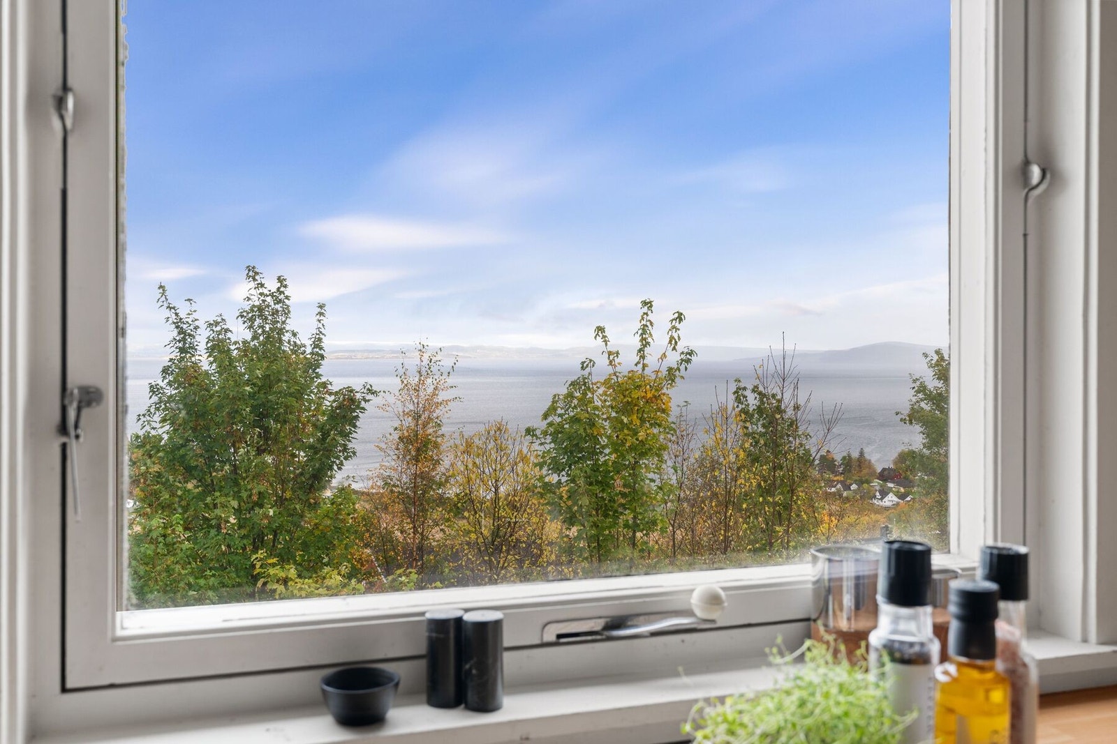 Her kan man nyte utsikten til Trondheimsfjorden mens man kokkelerer. Galleribilde