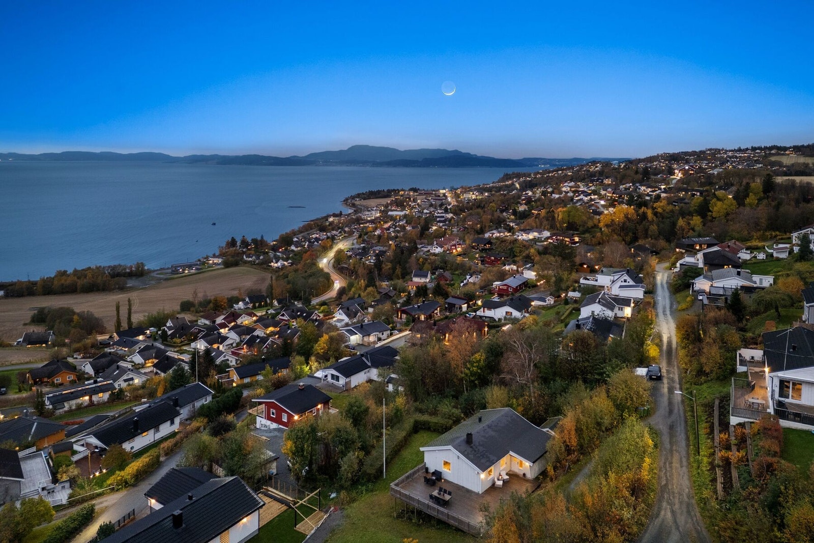 Eiendommen har en strategisk plassering mellom Stjørdal og Trondheim i det populære boligområdet Sakvik i Malvik kommune. Kort vei til bylivet og beliggende i landlige omgivelser gjør at området passer de fleste. Galleribilde