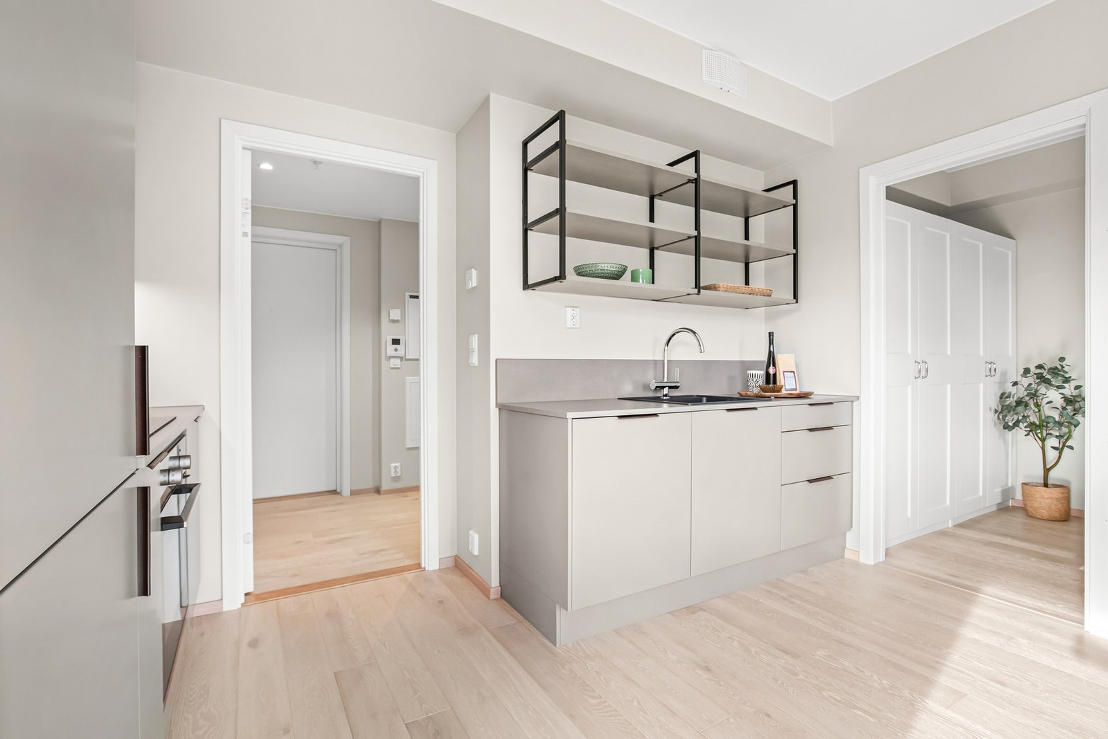 Lekkert kjøkken fra HTH med integrerte hvitevarer Galleribilde