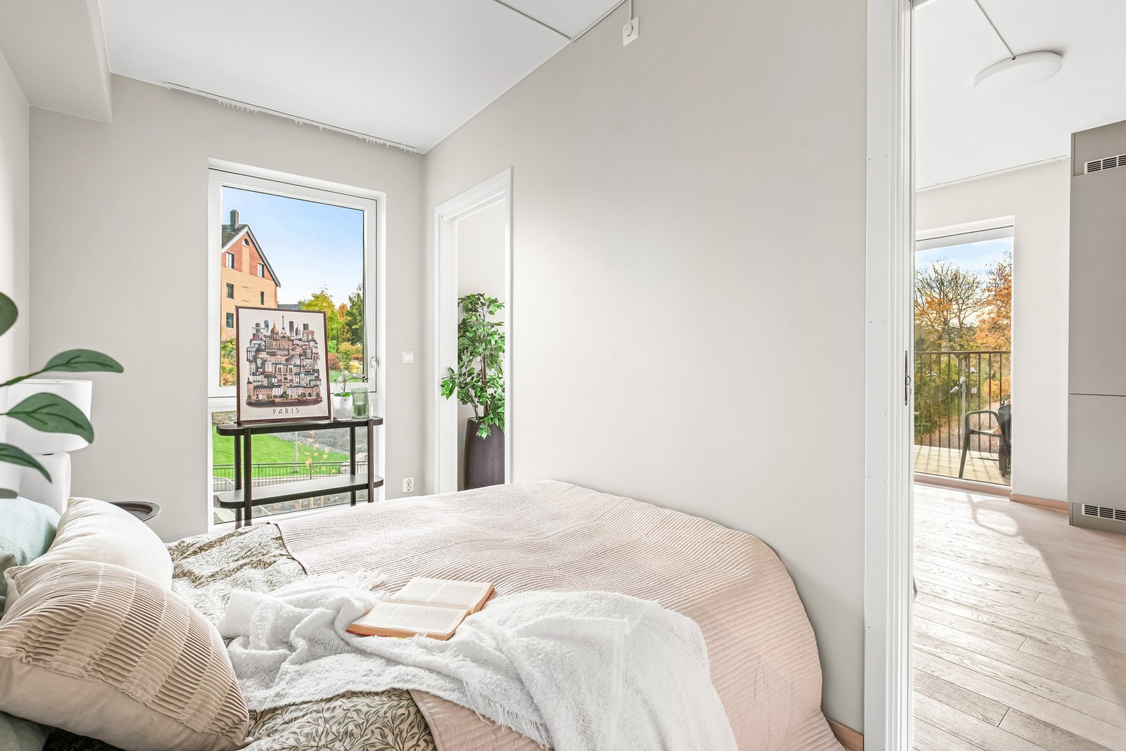 Soverom med plass til dobbeltseng og god oppbevaringsplass i stor garderobe Galleribilde