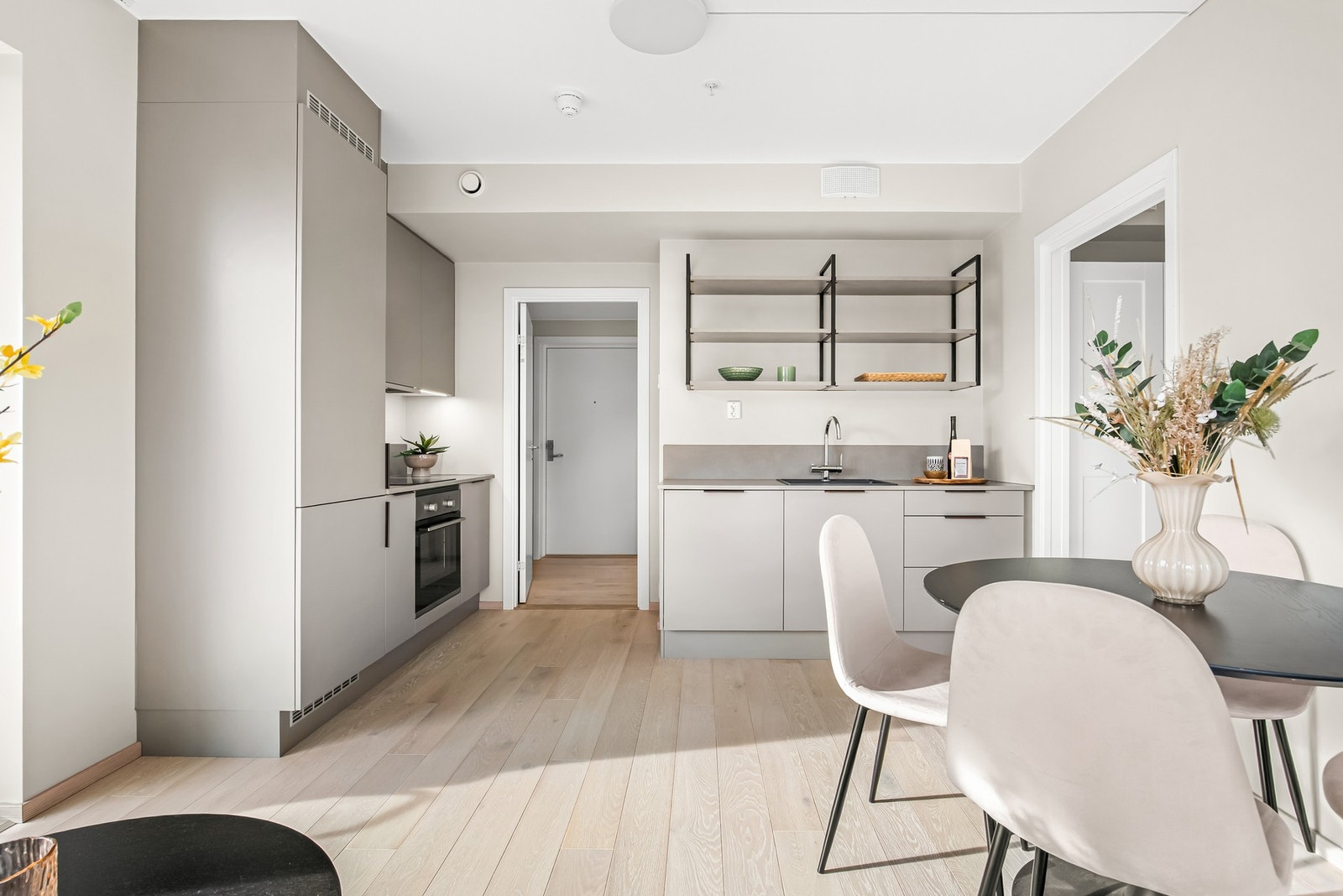 Lekkert kjøkken fra HTH med integrerte hvitevarer Galleribilde