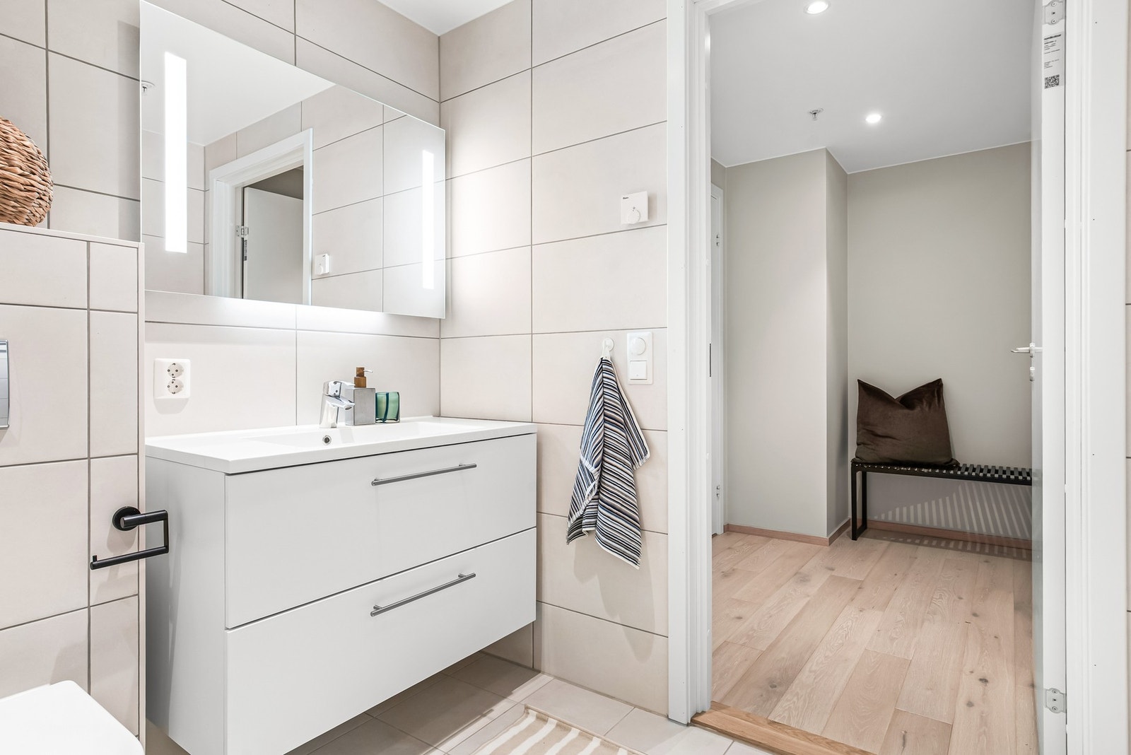 Delikat baderom med gulvvarme og opplegg for vaskemaskin Galleribilde