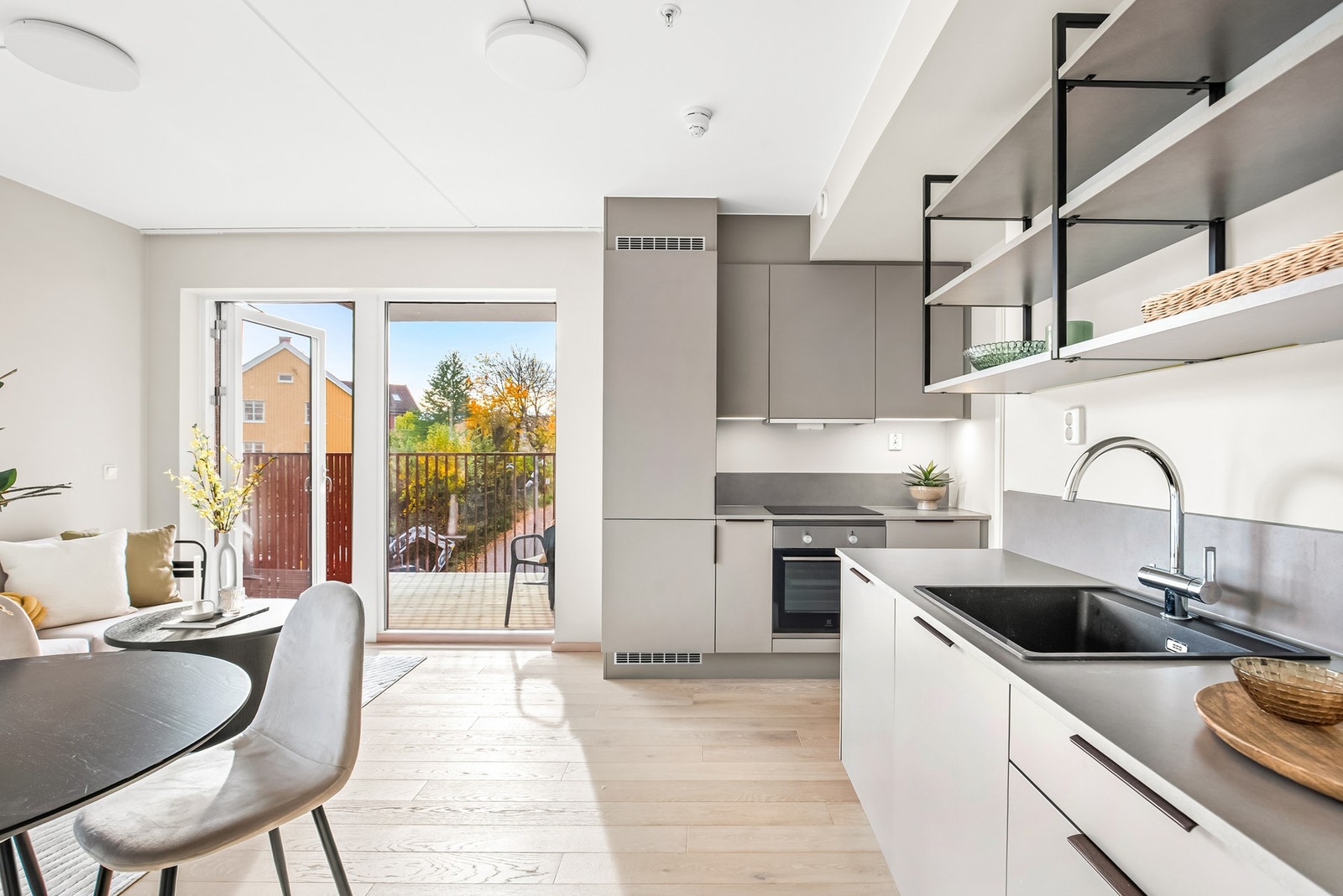 Lekkert kjøkken fra HTH med integrerte hvitevarer Galleribilde