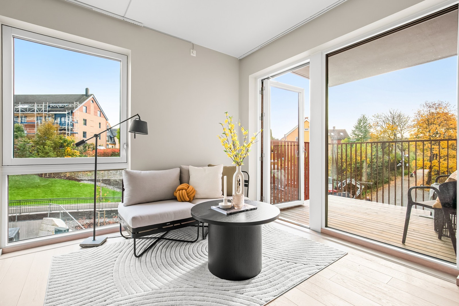 Utgang til balkong fra stuen Galleribilde