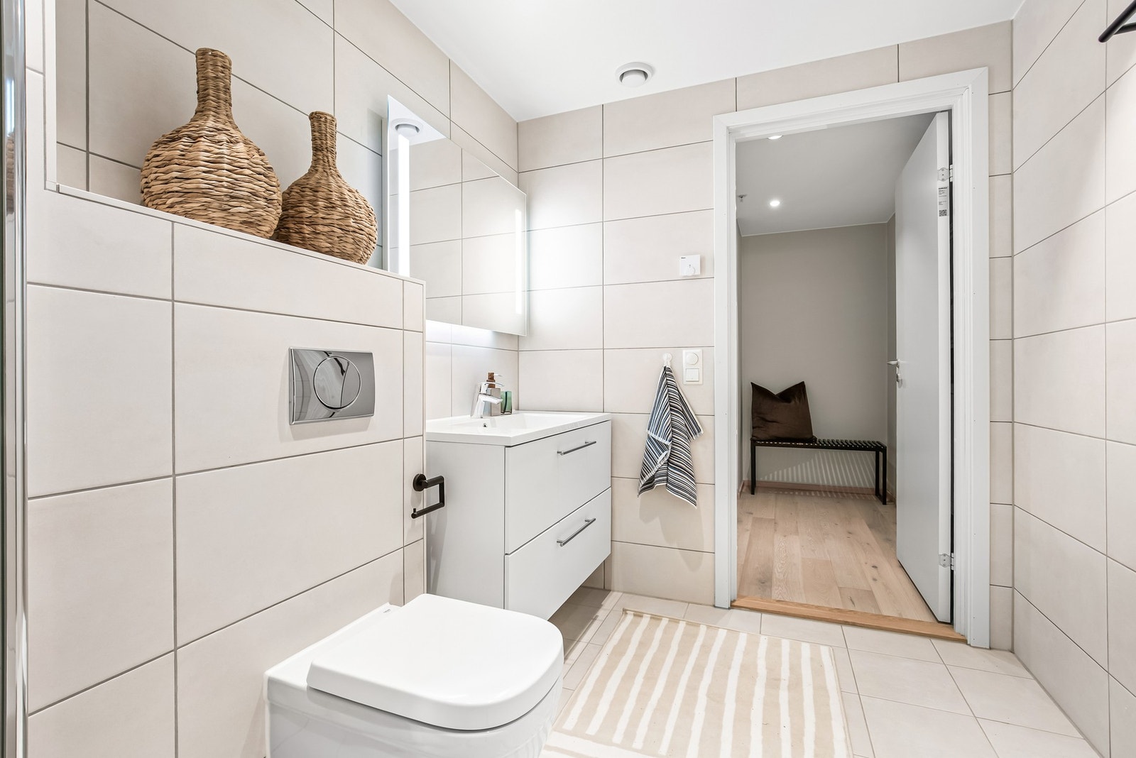 Delikat baderom med gulvvarme og opplegg for vaskemaskin Galleribilde