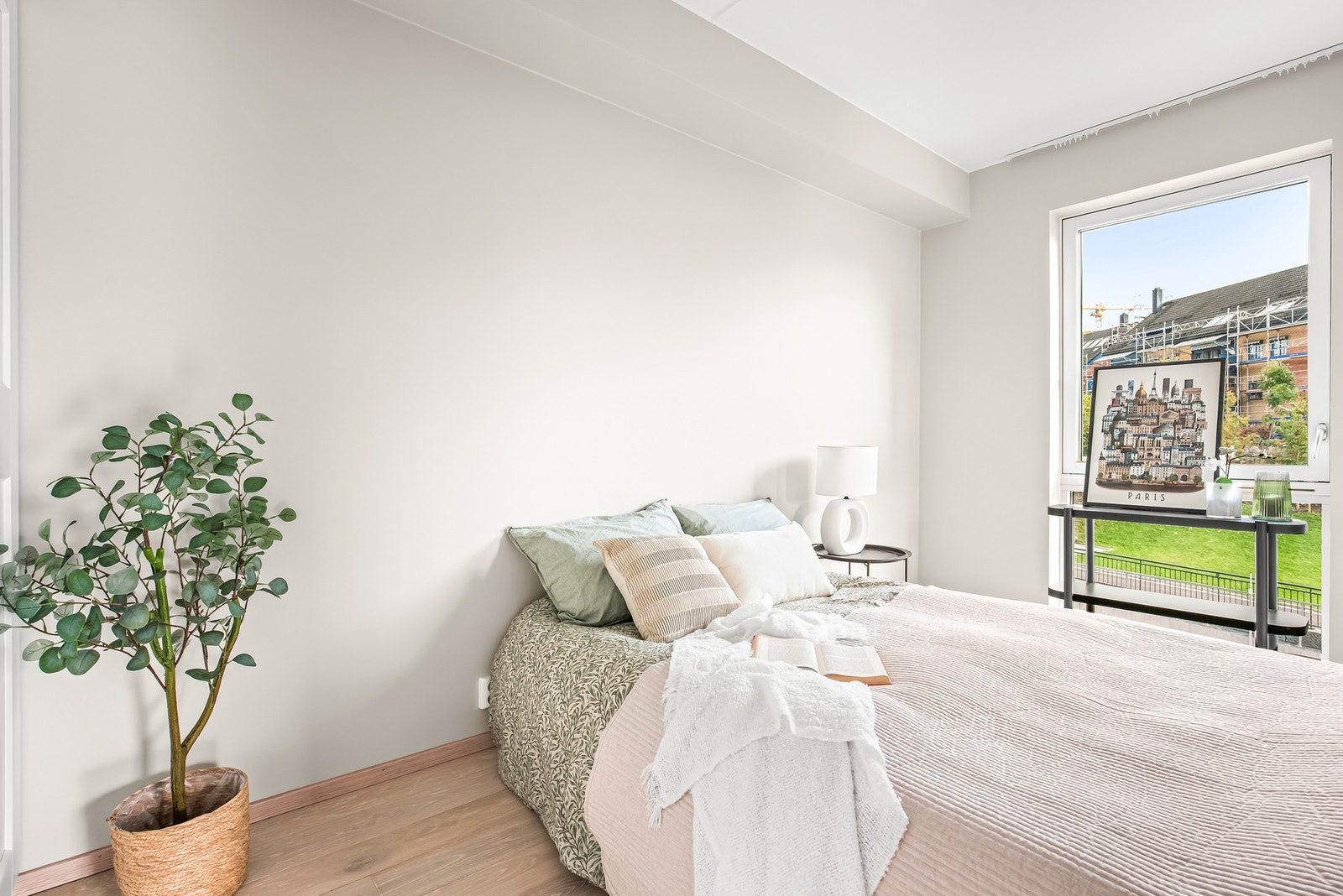 Soverom med plass til dobbeltseng og god oppbevaringsplass i stor garderobe Galleribilde