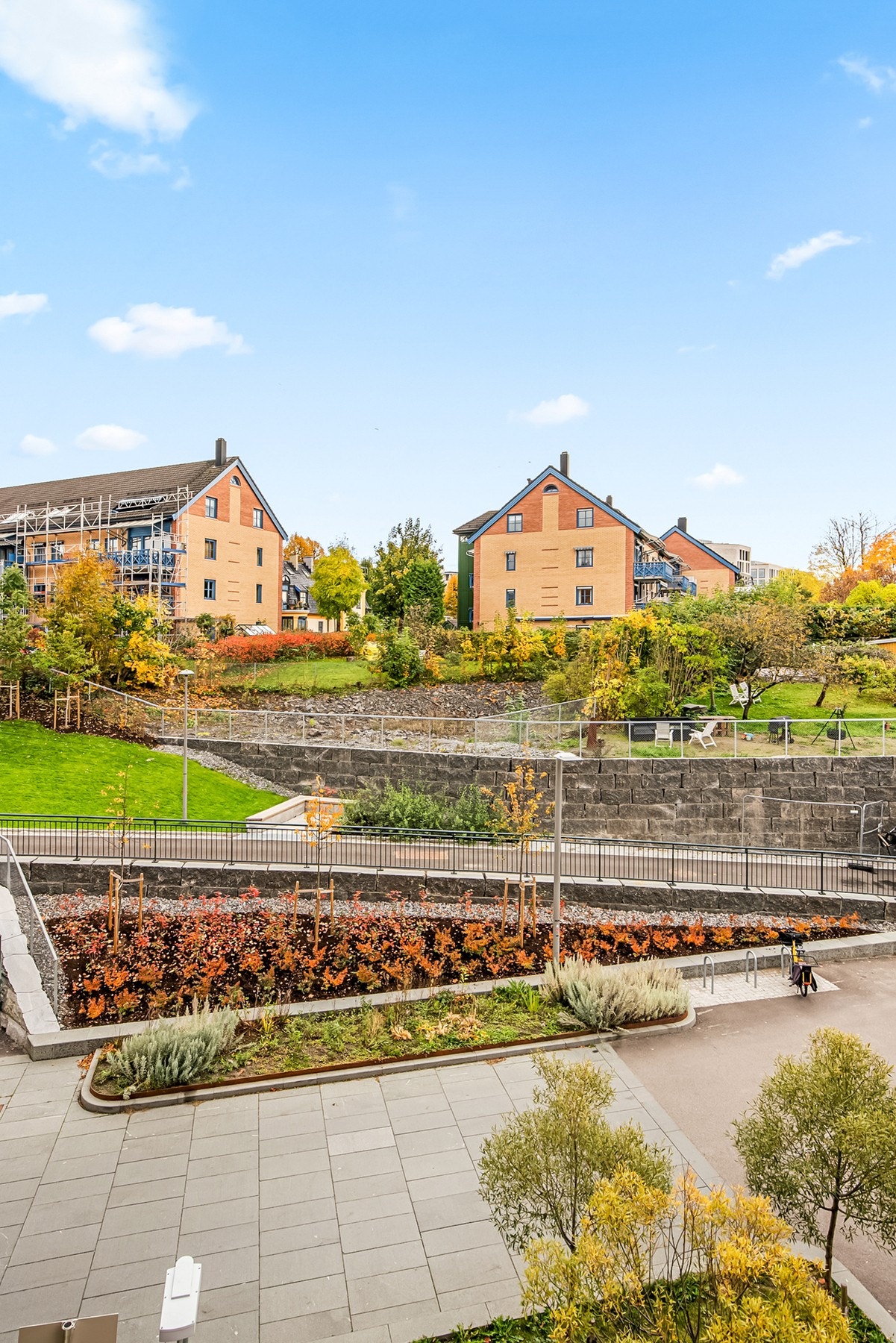 Flott utsyn fra balkongen, samt trafikkstille og hyggelige omgivelser Galleribilde