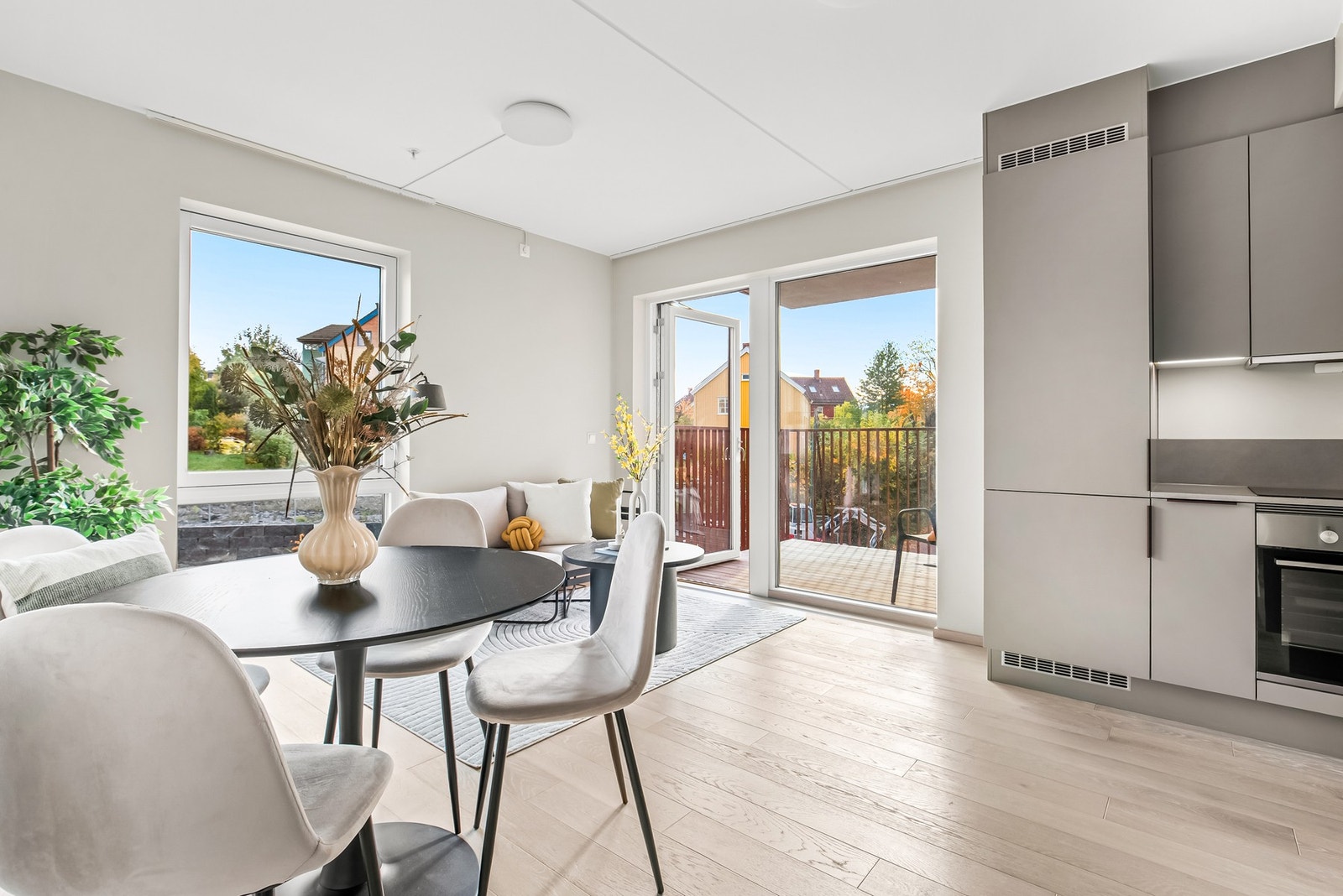 Store vindusflater som sørger for rikelig med naturlig lys Galleribilde