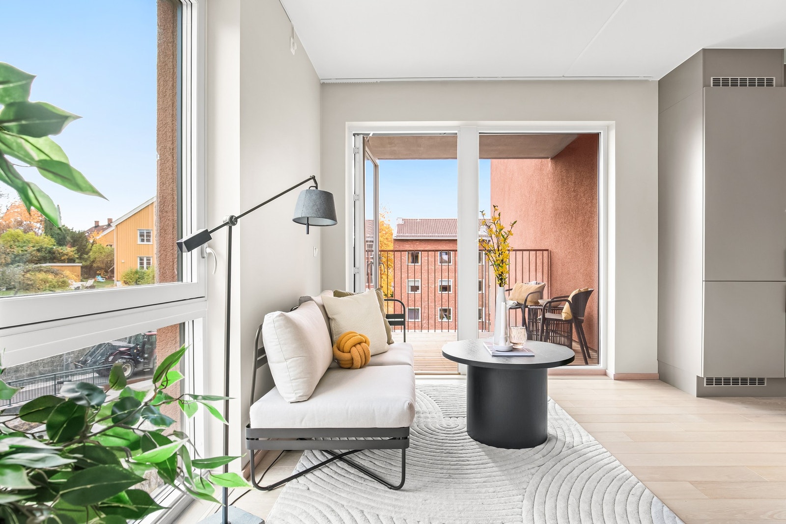 Store vindusflater som sørger for rikelig med naturlig lys Galleribilde