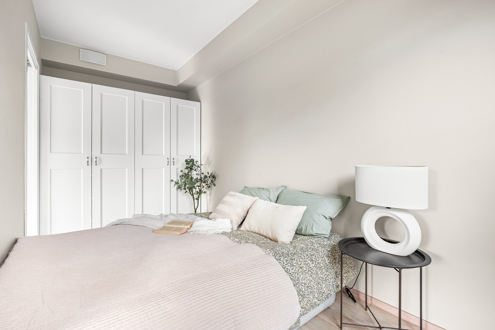 Soverom med plass til dobbeltseng og god oppbevaringsplass i stor garderobe Galleribilde