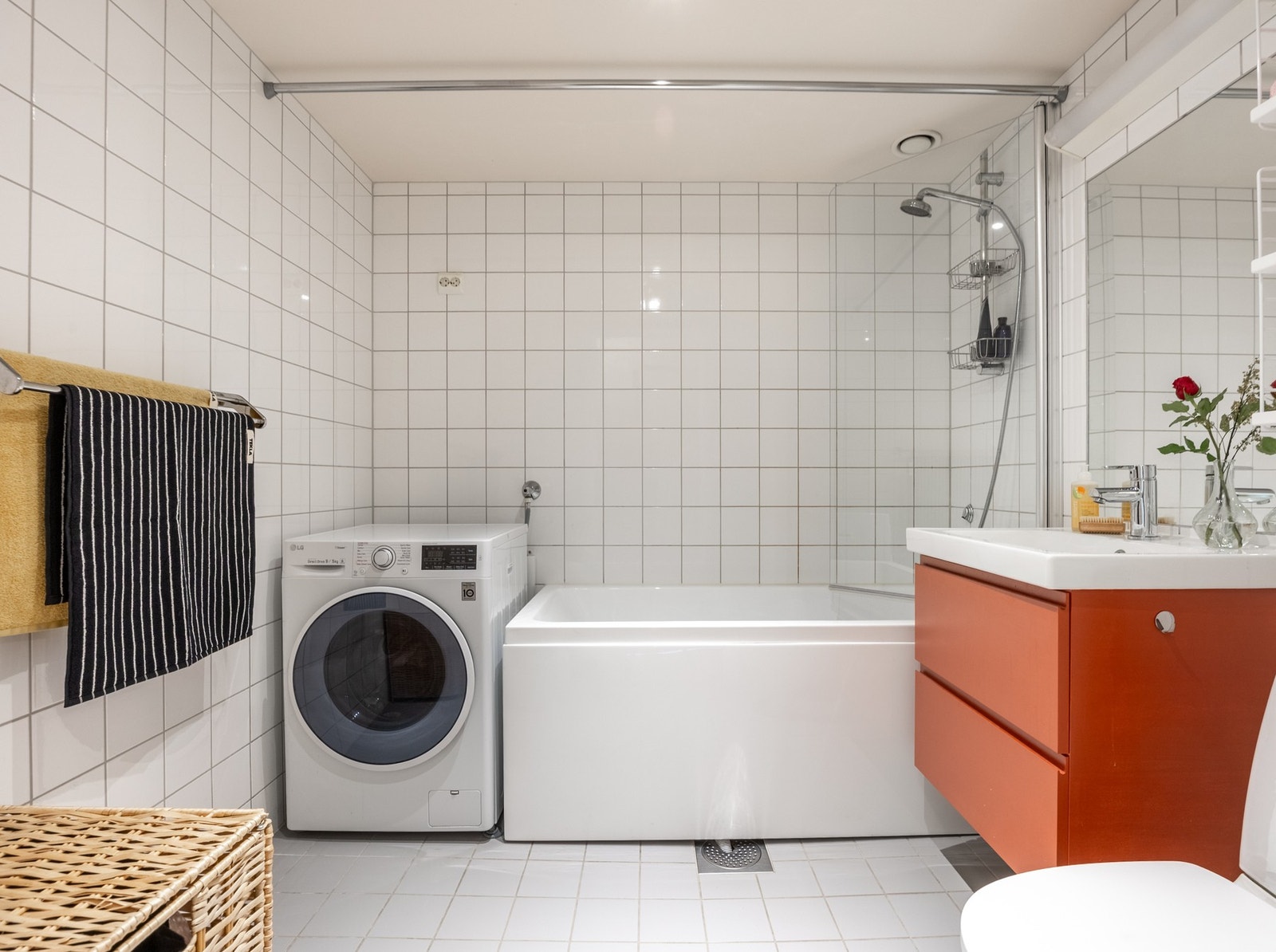 Pent baderom med gulvvarme, opplegg for vaskemaskin og praktisk badekar. Galleribilde