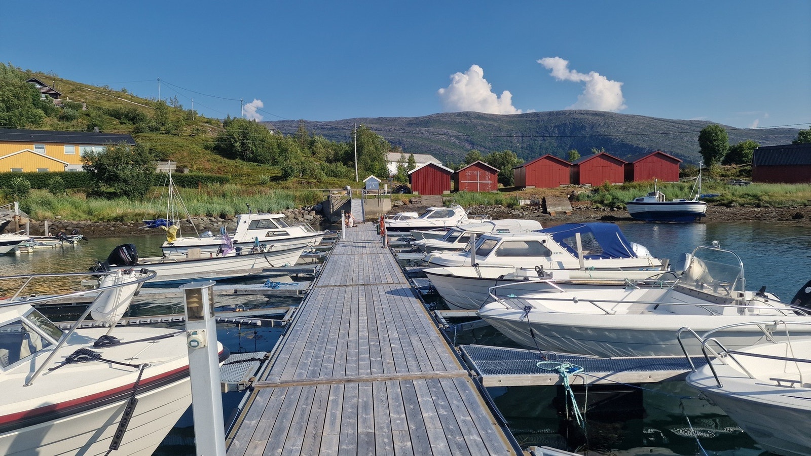 Nærliggende småbåthavns, ca. 1 km fra eiendommen. Her er det muligheter for å leie båtplass. Galleribilde