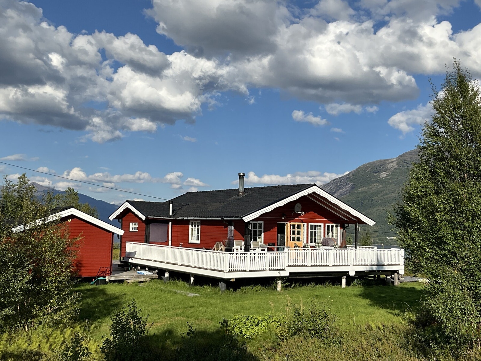 Hytta ligger idyllisk til på et høydedrag og inneholder entré, gang, stue, kjøkken, bad og tre soverom Galleribilde