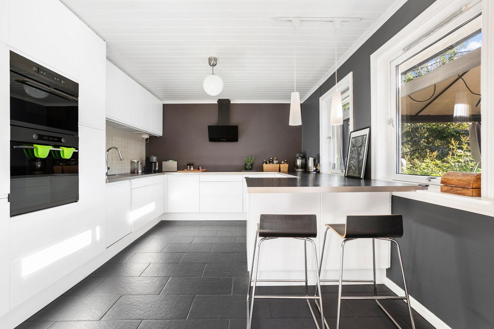 Lekkert kjøkken med integrerte hvitevarer og gulvvarme Galleribilde