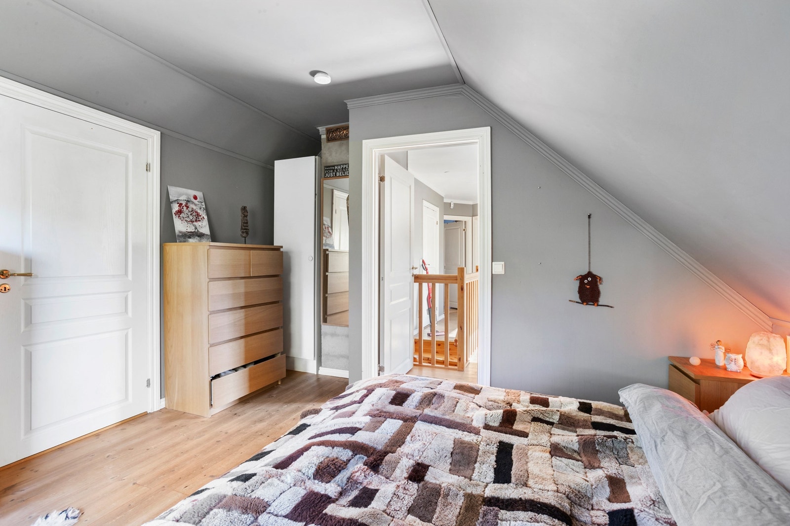 Kott tilknyttet hovedsoverom som kan brukes til garderobe Galleribilde