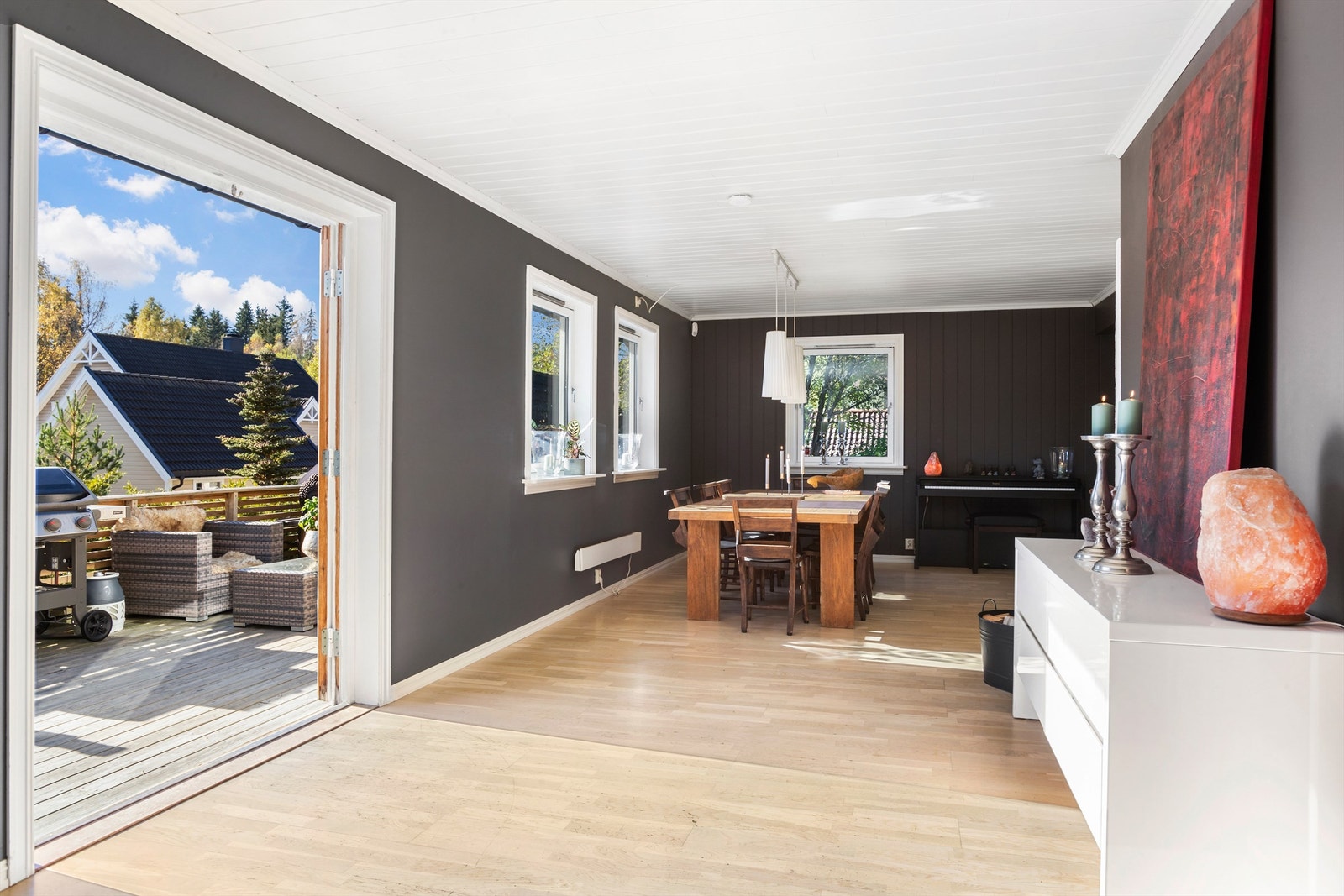 Spisestue med god plass til mange gjester Galleribilde