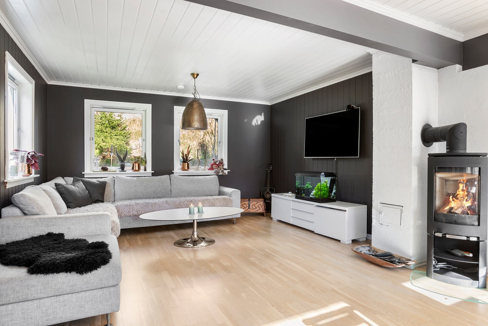 TV-stue i delikate farger - vedovn til kalde vinterdager Galleribilde