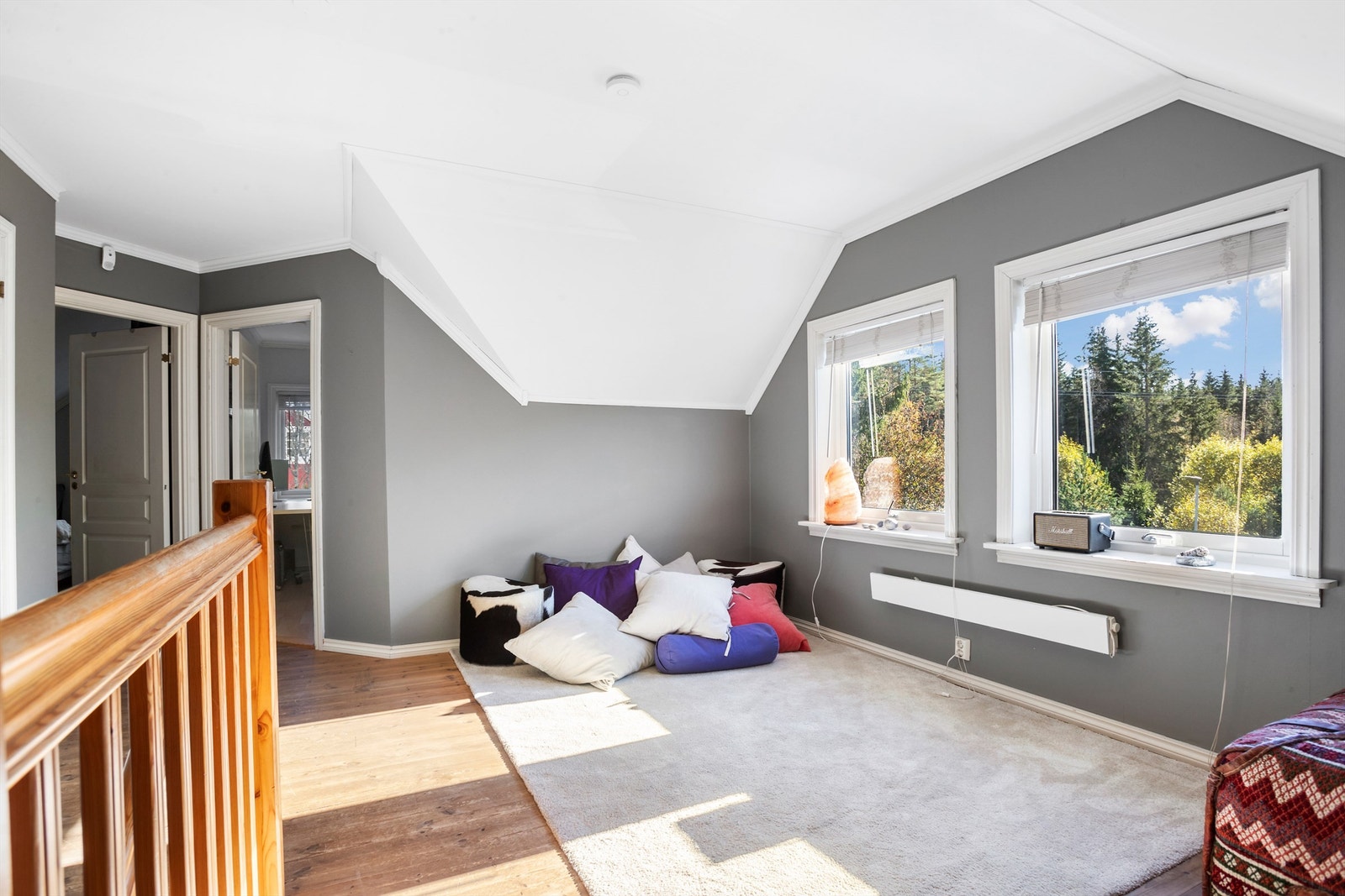 Praktisk loftstue - perfekt som ungdomsavdeling Galleribilde