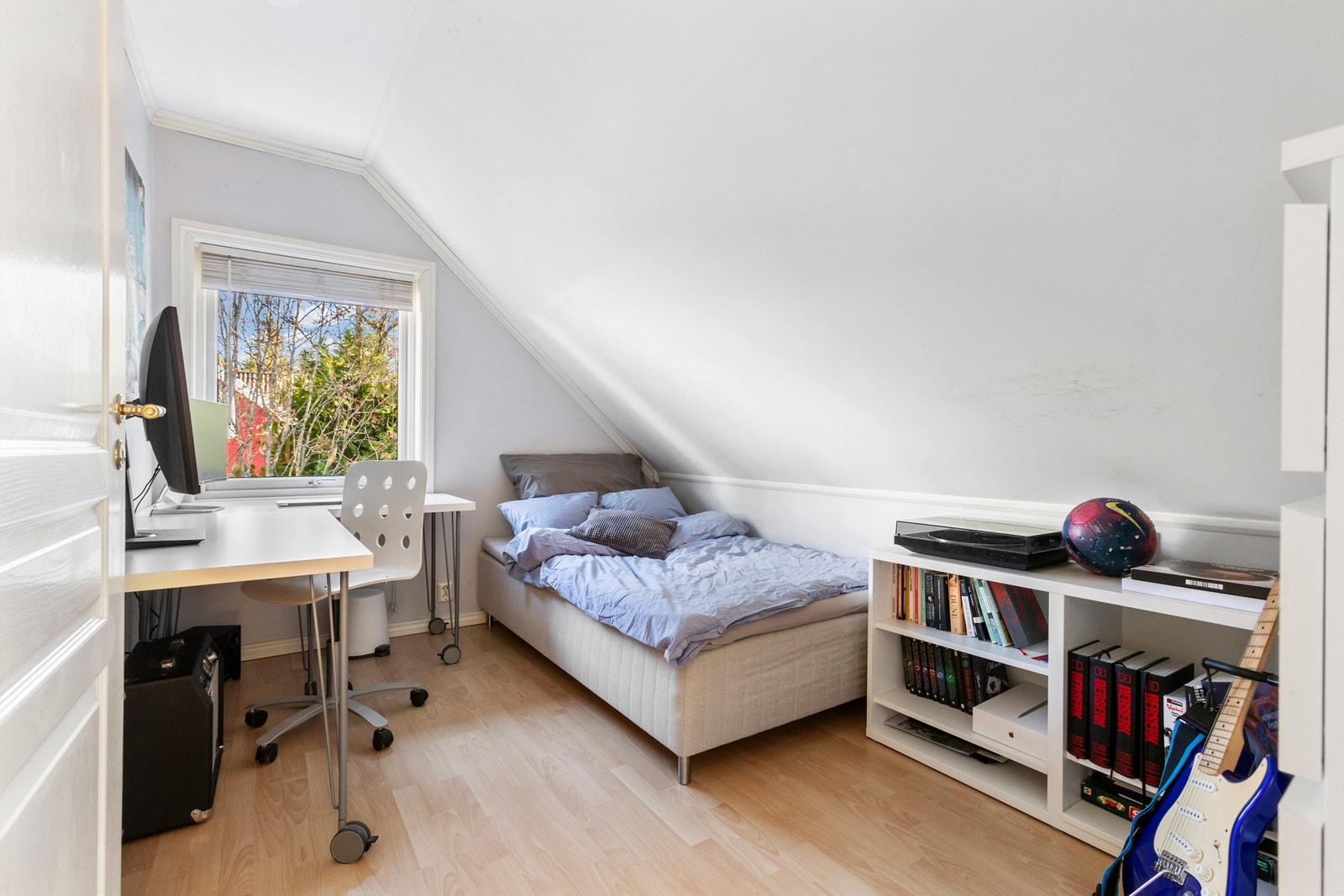 Soverom med plass til det man trenger Galleribilde