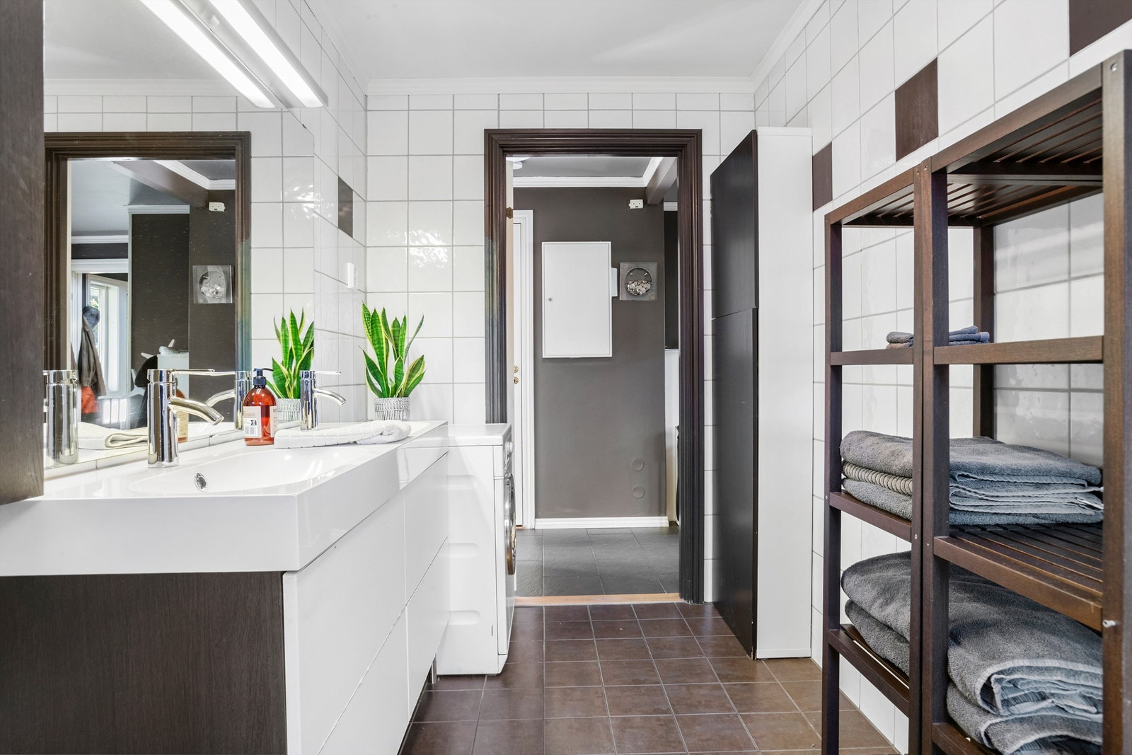 Badet i 1. etasje ble oppgradert i 2010 - opplegg for vaskemaskin/tørketrommel Galleribilde