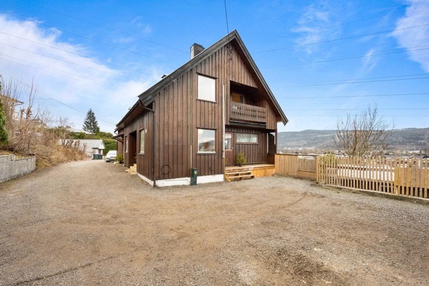 Boligen har en stor gårdsplass Galleribilde