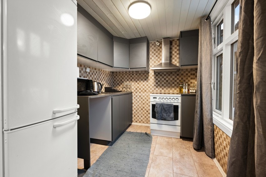 Kjøkkenet ligger i hovedetasjen og har åpen løsning mot stuen. Innredningen er fra 2021/2023. Galleribilde