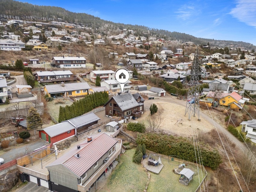 Boligen har en tomt på 1 404,8 m² Galleribilde