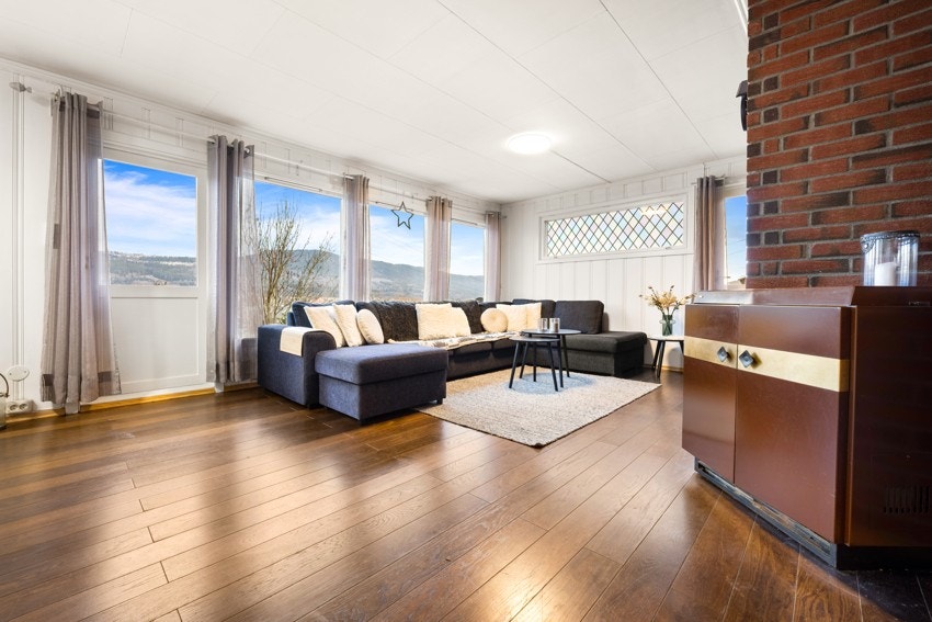 Stuen har en klassisk vedovn. Galleribilde