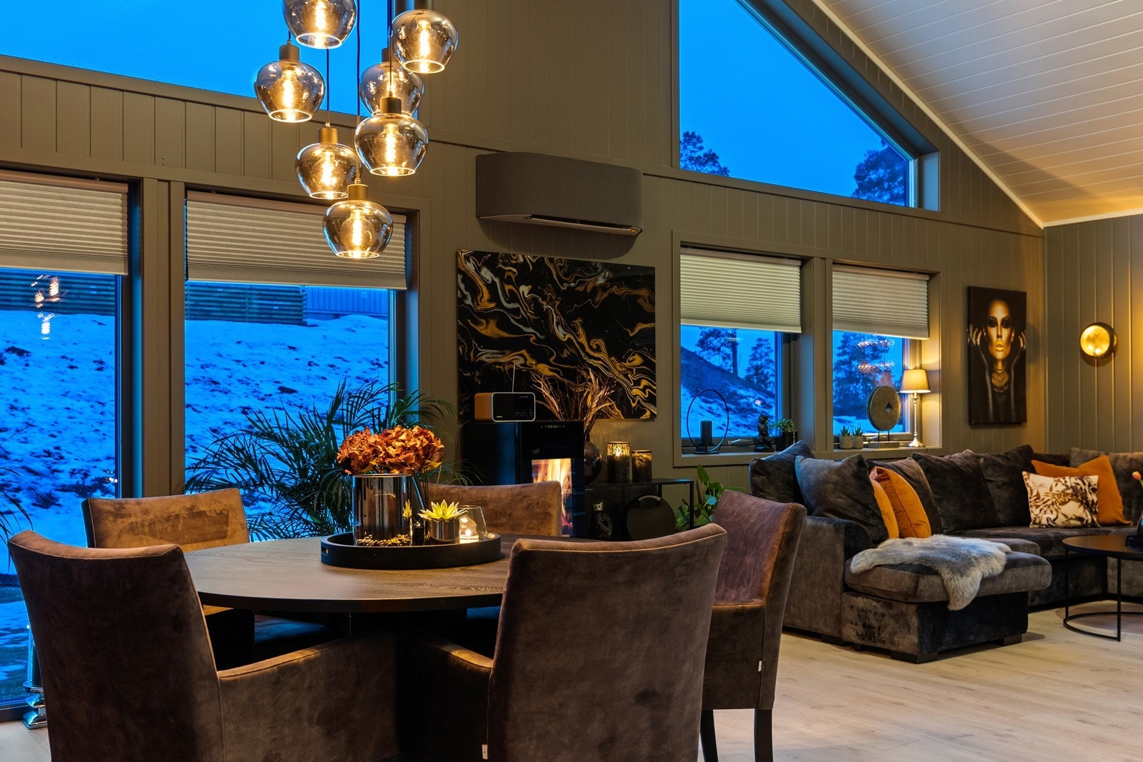 Høyt og fint under taket - mye lys inn Galleribilde