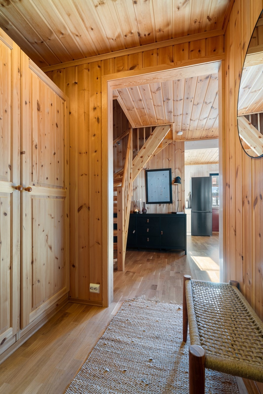 Entré med garderobe med god plass til yttertøy Galleribilde