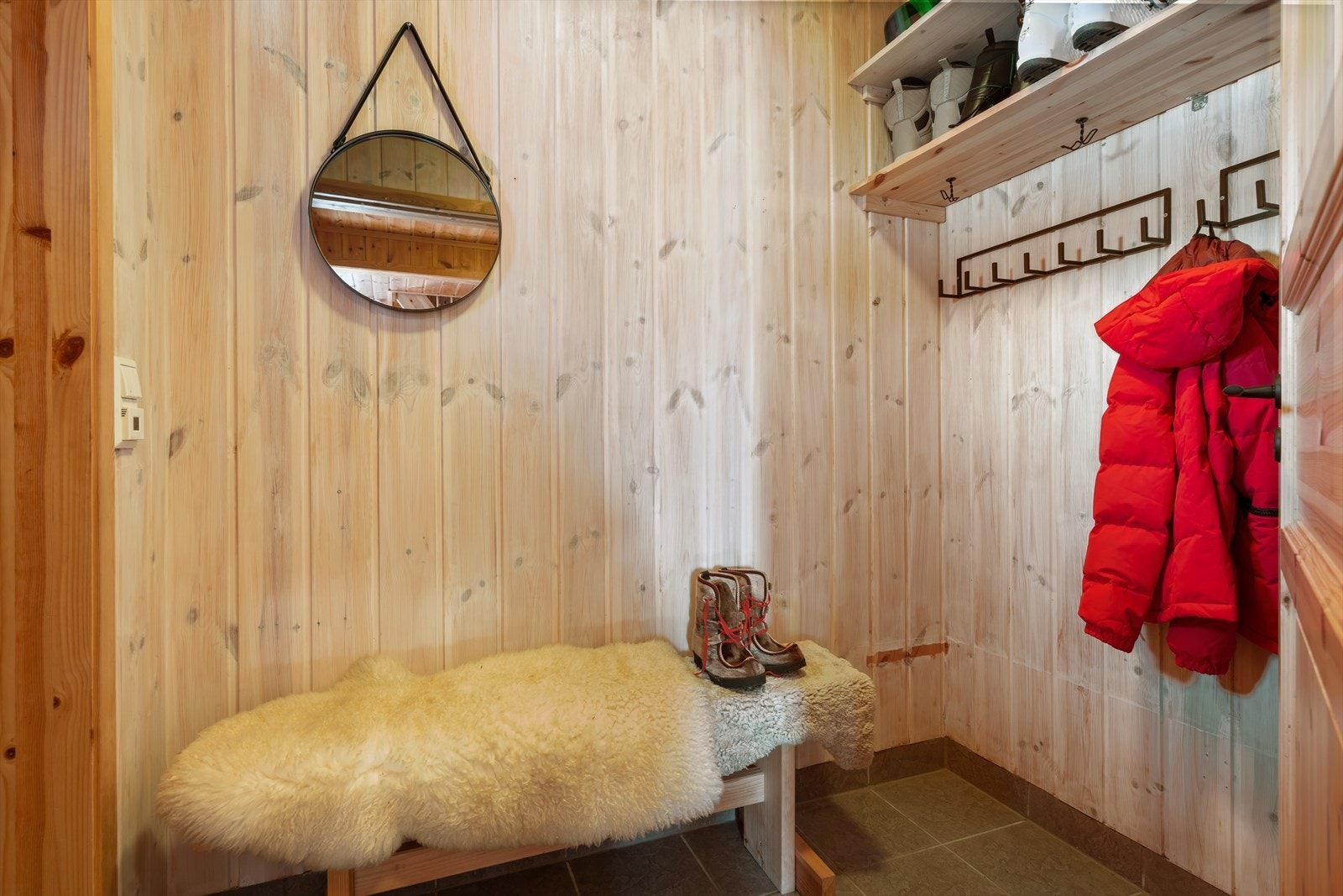 God plass til oppbevaring av yttertøy Galleribilde