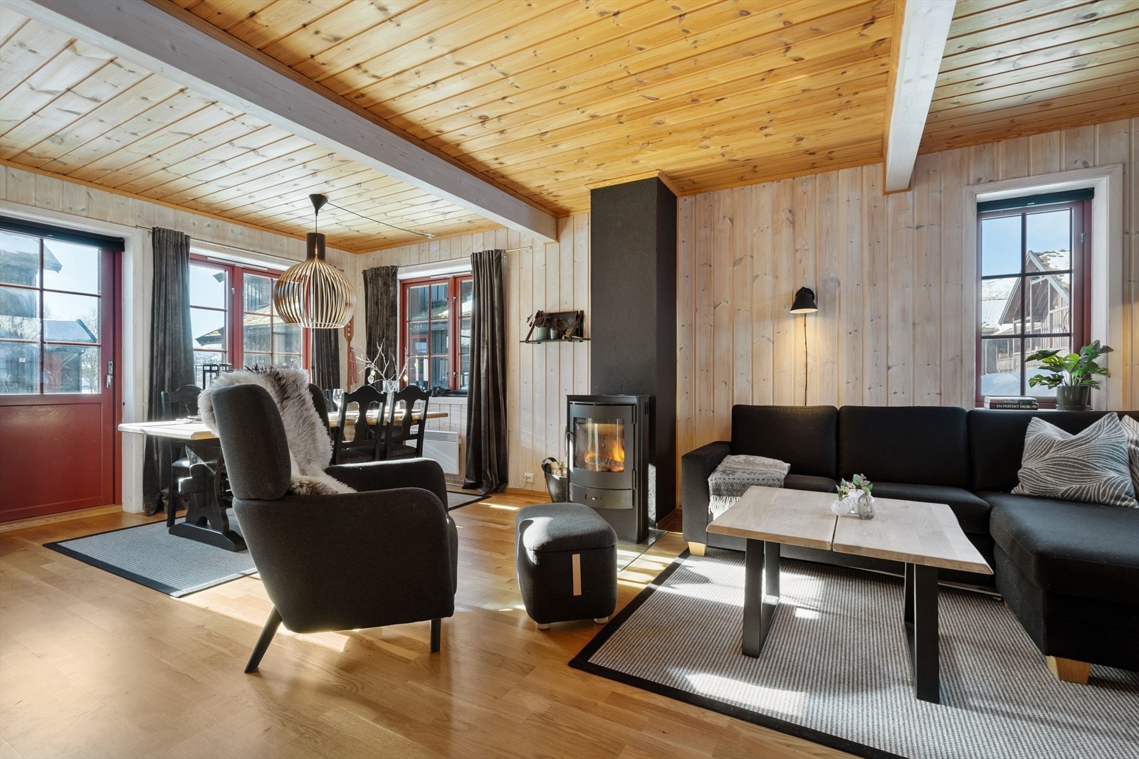 Store vindusflater gir mye naturlig lys Galleribilde