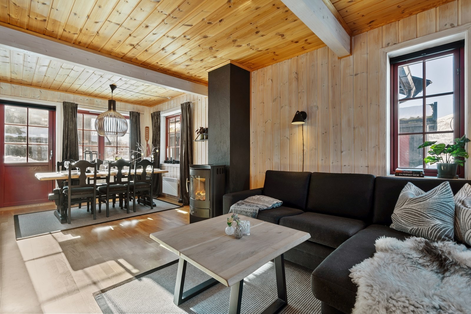 Fritidsboligen har innholdsrik planløsning med stue/kjøkken, entré, tre soverom, bad/vaskerom, badstue og utvendig bod. Galleribilde