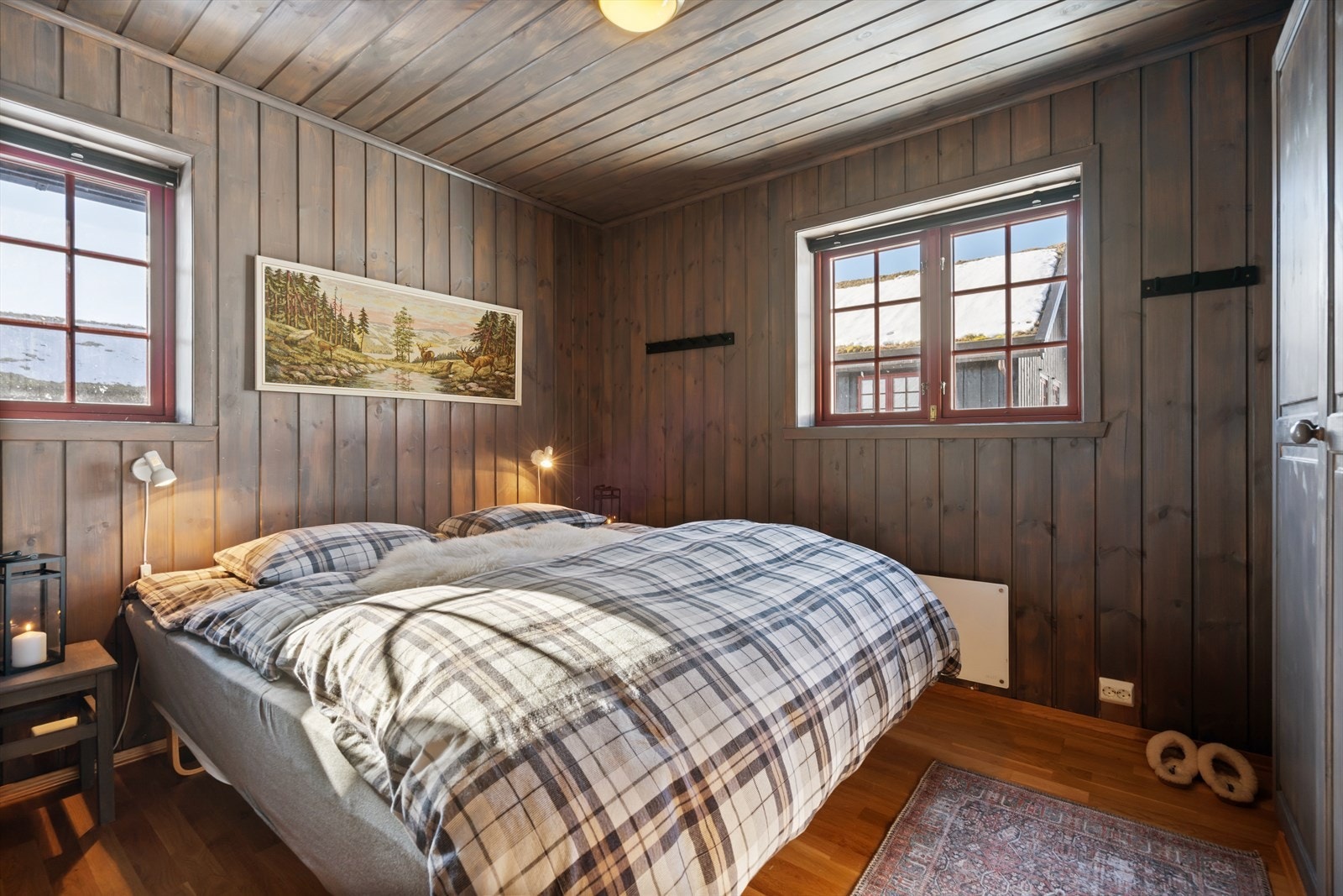 Romslig hovedsoverom med god plass til dobbelseng og tilhørende nattbord Galleribilde