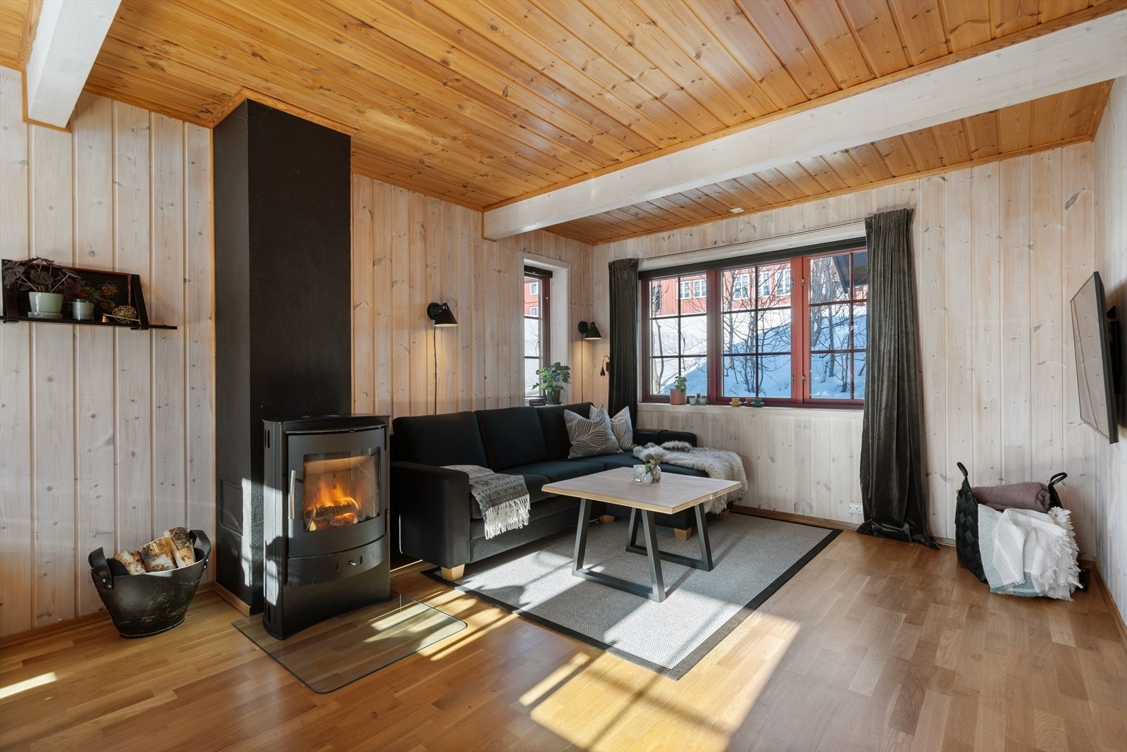 Lys og romslig stue med gode møbleringsmuligheter med plass til sofagruppe og spisestue Galleribilde