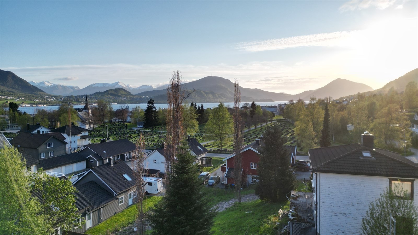 Bustadhuset på eigedomen til høgre i biletet. Galleribilde