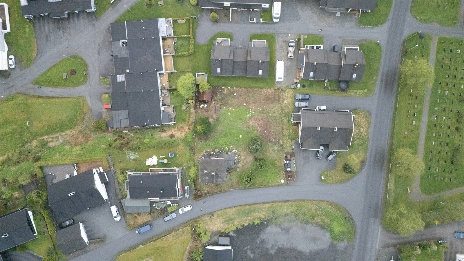 Tomta er romsleg, med storleik 1,134 mål. Galleribilde