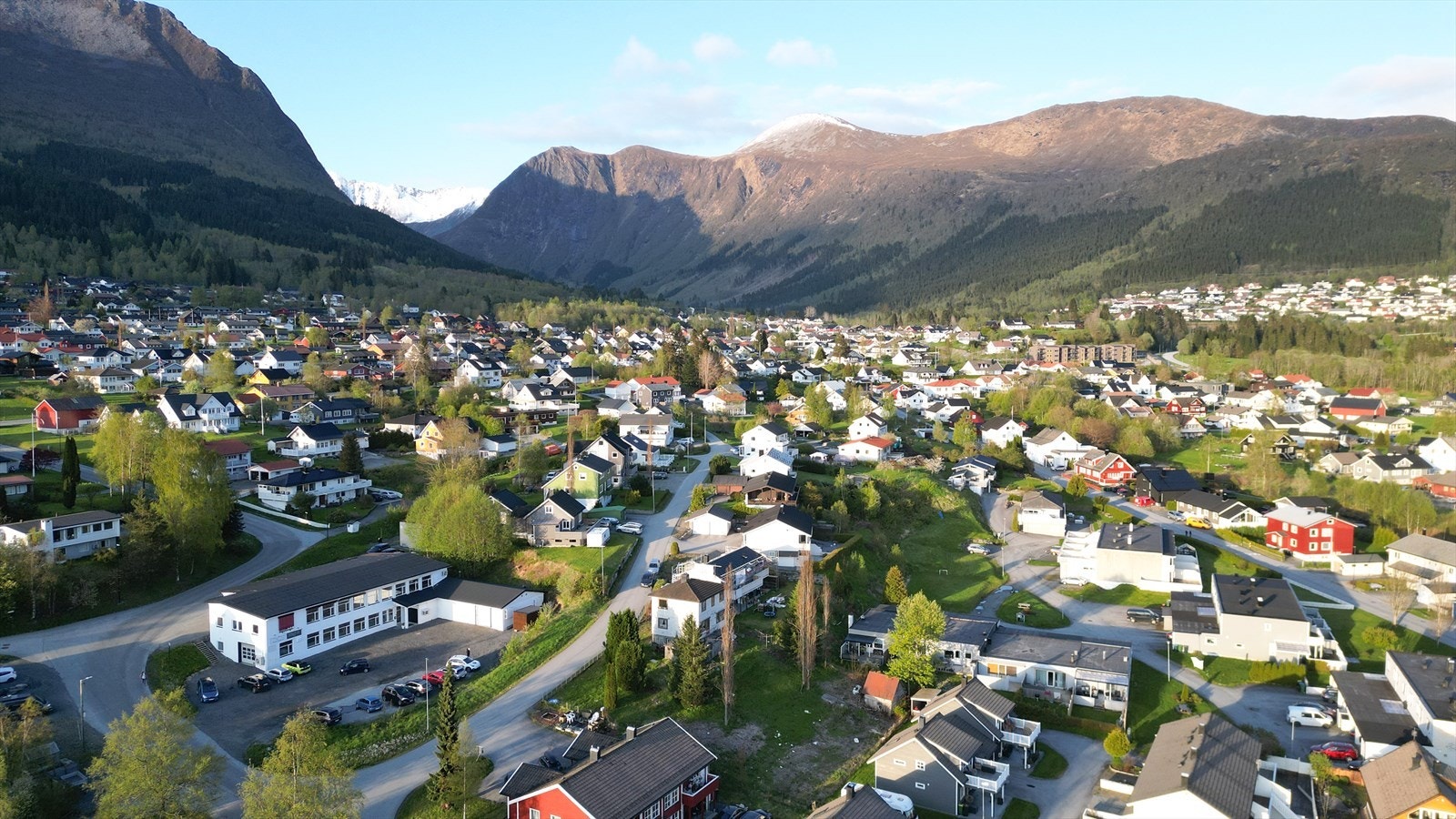 Eigedomen har skråande tomt, og er omkransa av einebustadar og annan småhusbebyggelse. Galleribilde
