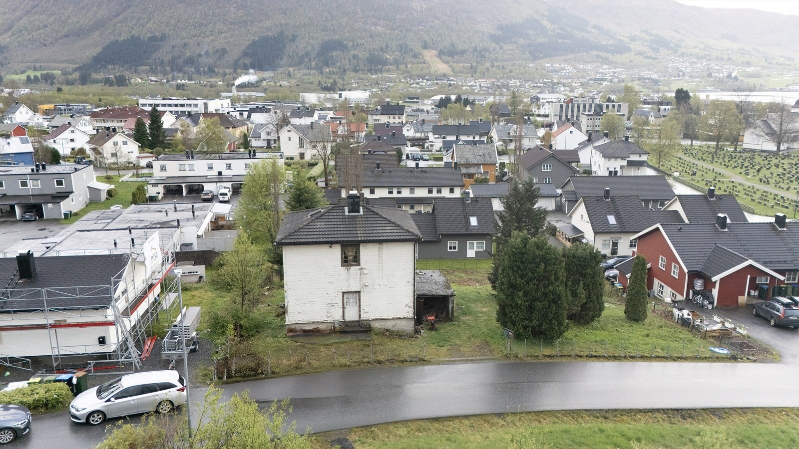 Bustadhuset og uthuset på eigedomen er kondemnable, som gjev rom for noko nytt. Galleribilde