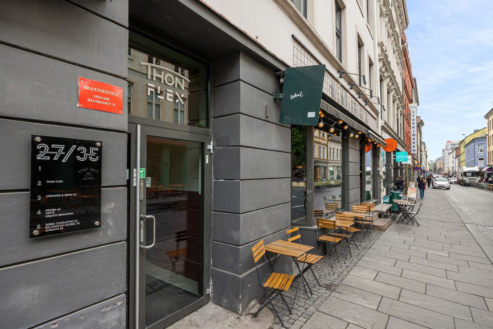 Synlig inngangsparti, enkelt for kunder og ansatte å finne frem Galleribilde