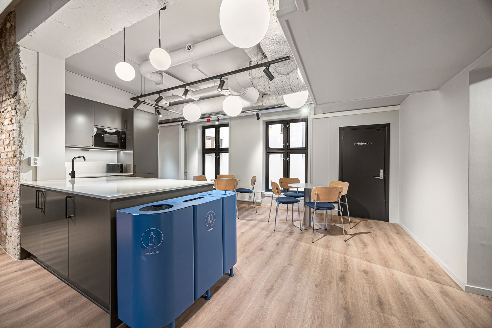 Kjøkken med doble oppvaskmaskiner, mikro og kjøleskap Galleribilde