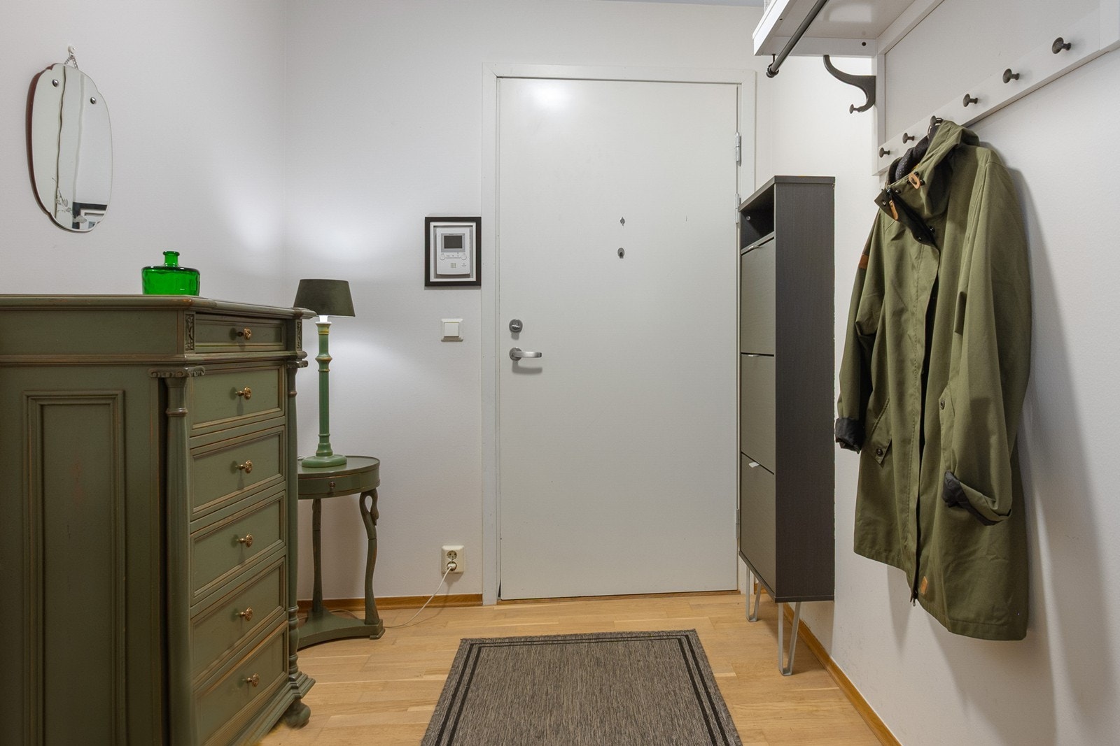 Vel inne er en romslig gang med hattehylle, knagger og plass til ønsket garderobemøbel. Galleribilde