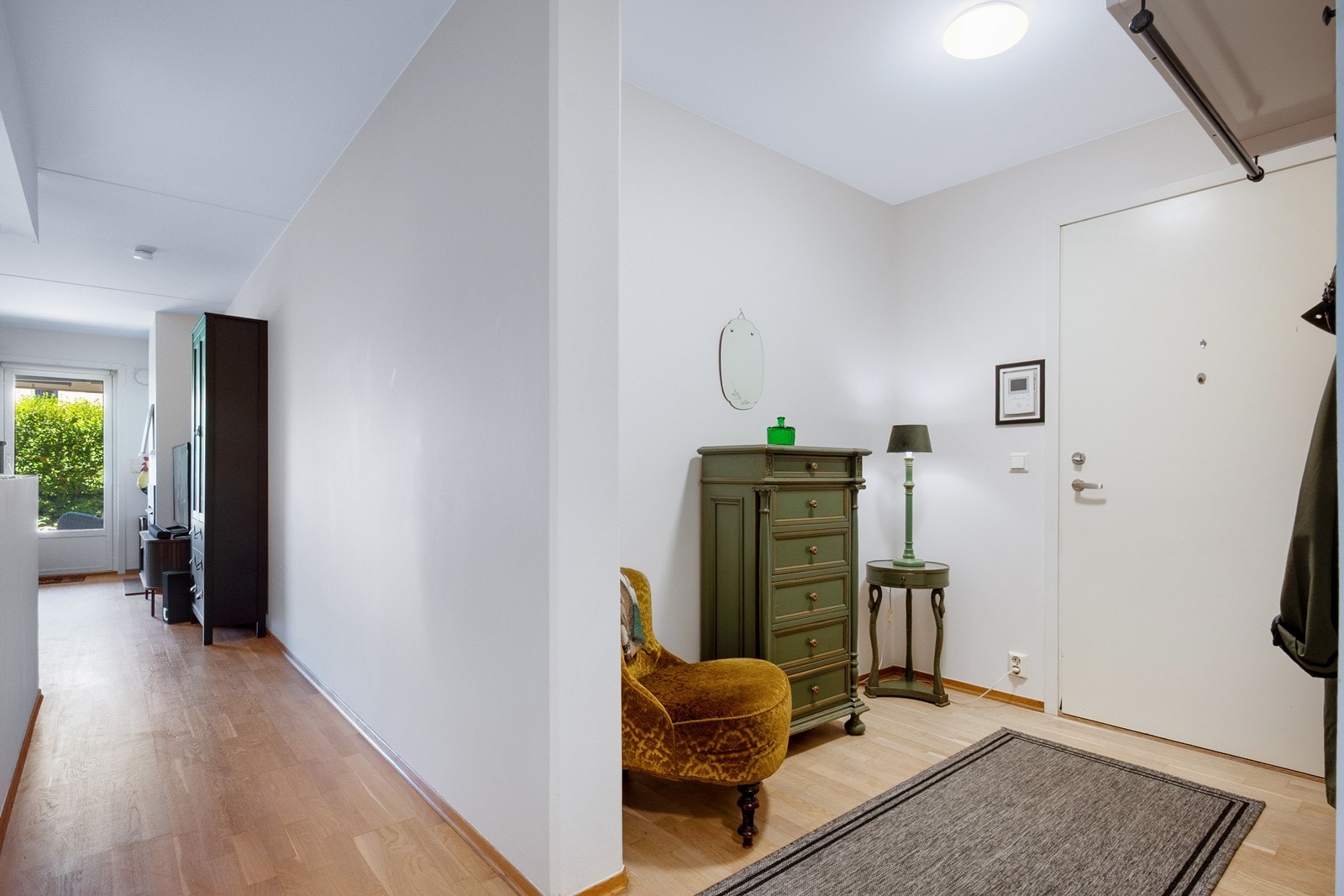 Leiligheten har gjennomgående eikeparkett på gulv og slettmalte overflater holdt i hvitt og lyse farger. Galleribilde