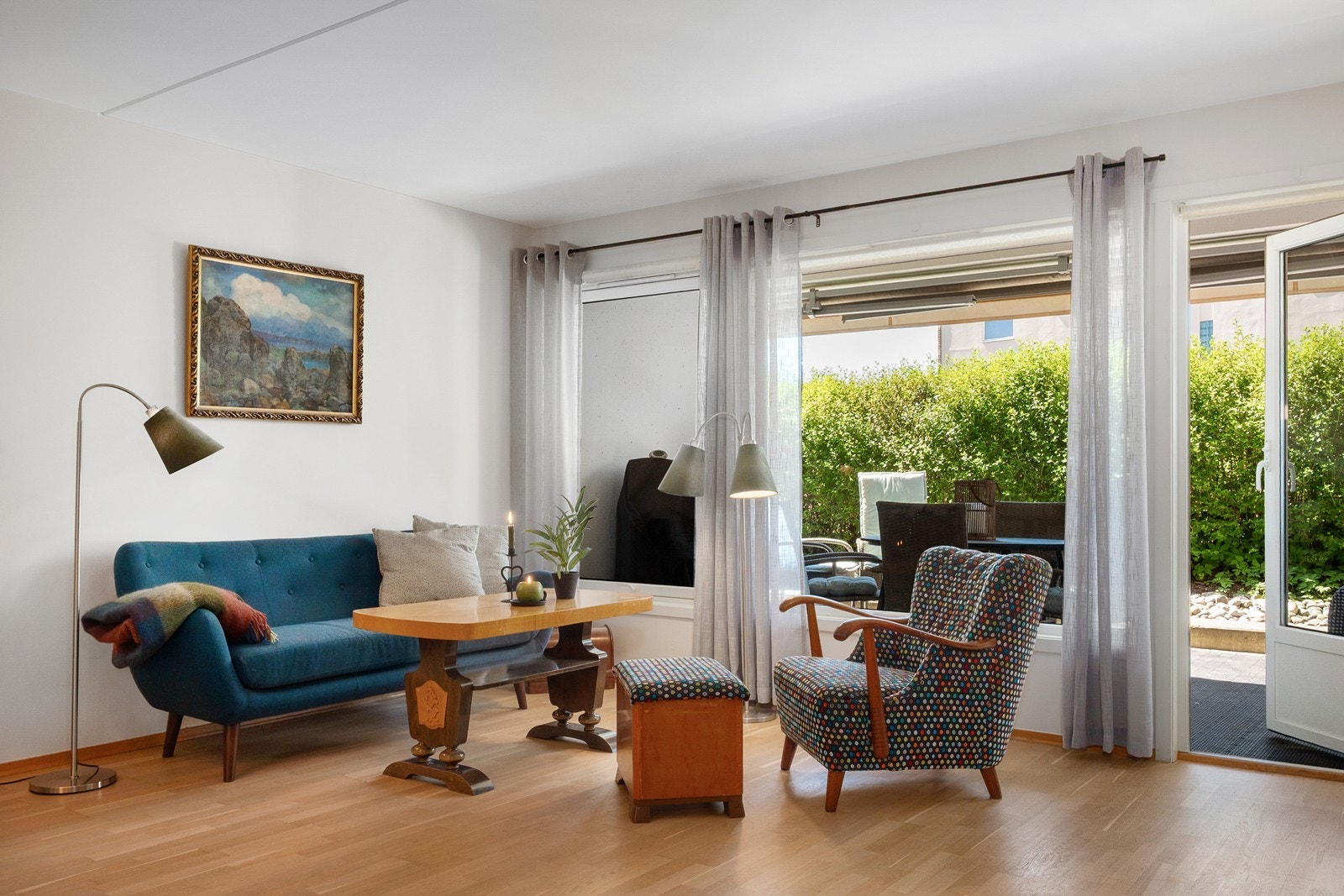 I stuen er det en en flott gasspeis som bidrar til både oppvarming og peiskos. Glassdør fører ut til terrasse. Galleribilde