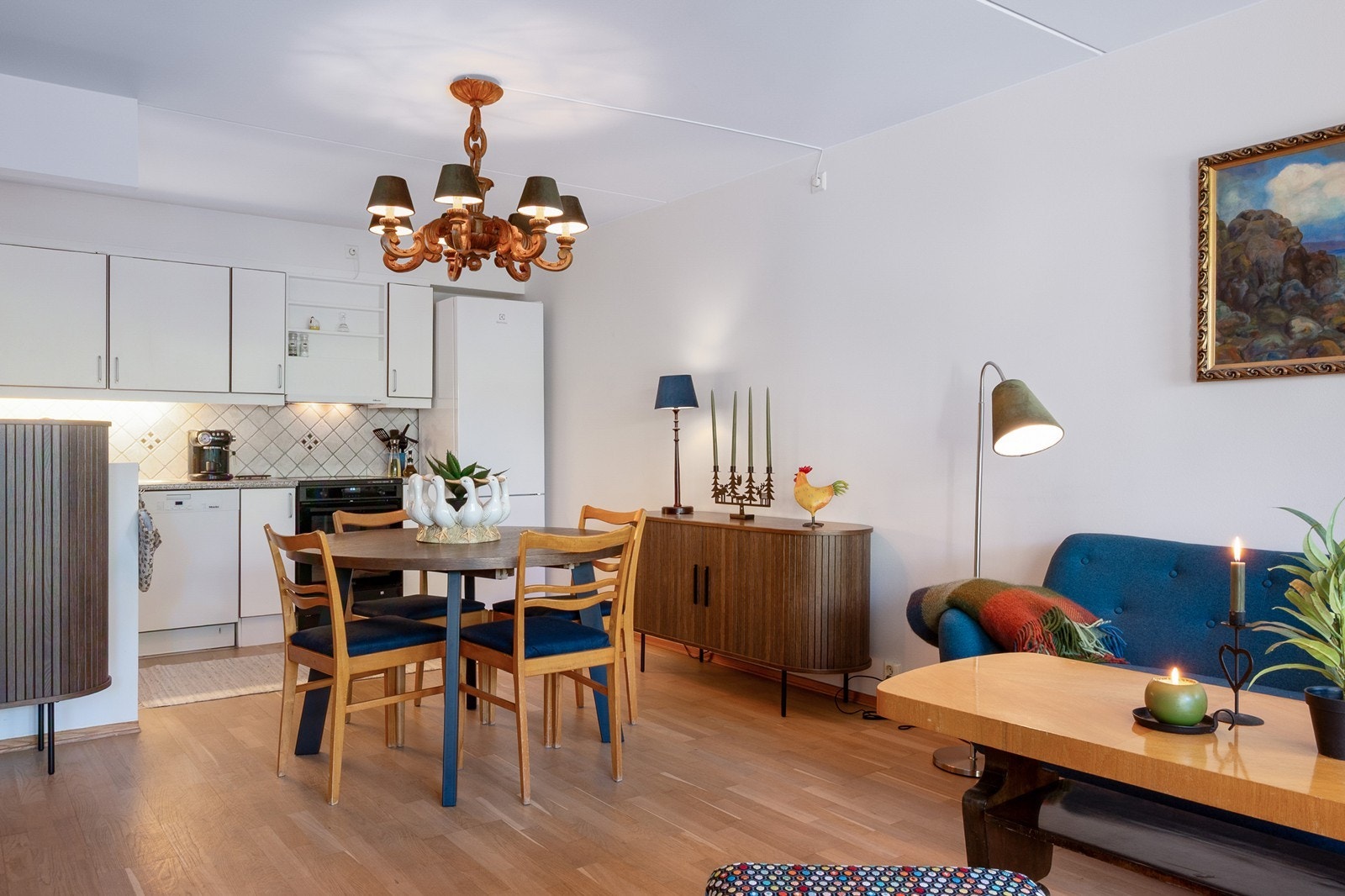 Den åpne løsningen gir naturlig inndeling i soner for både sofagruppe og spisestue. Galleribilde