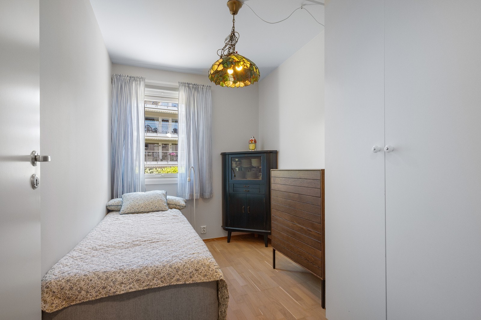 Soverom 2 er i dag innredet som gjesterom og fungerer ypperlig også som kontor, barne- eller ungdomsrom. Galleribilde
