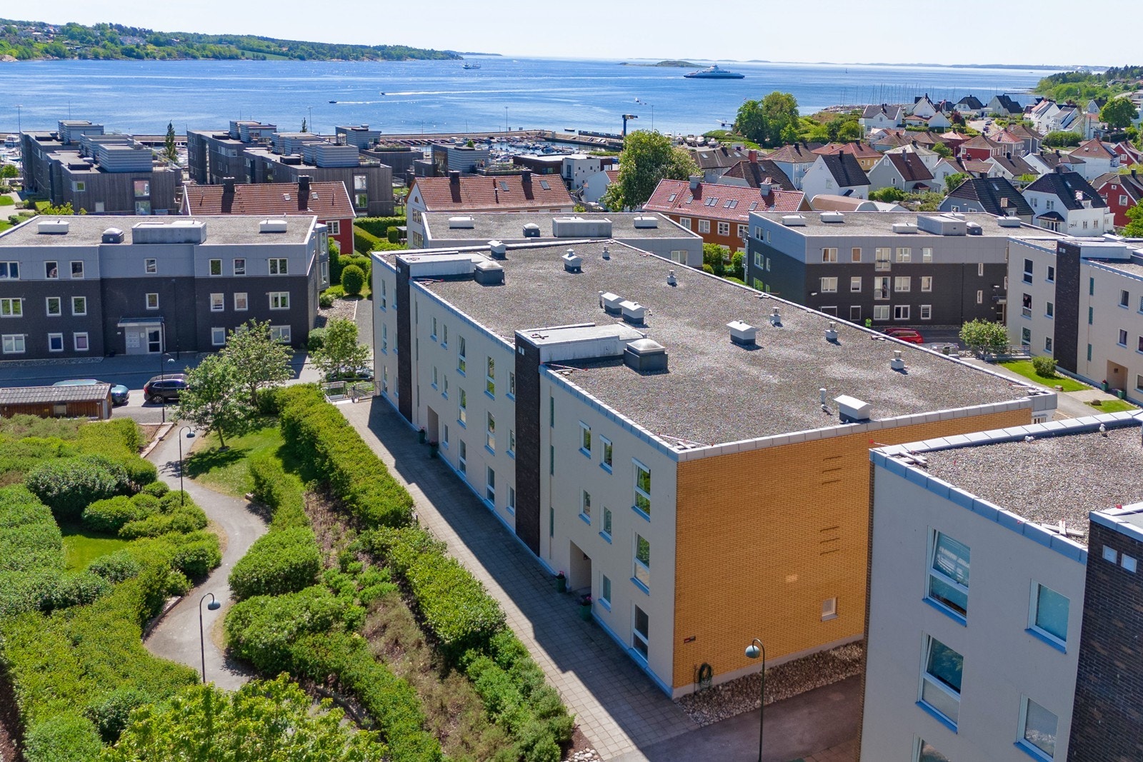 Fra boligen er det kun et steinkast til populære Sjøbadet og Kanalparken, båthavn, kafeer, restaurant og dagligvare. Galleribilde