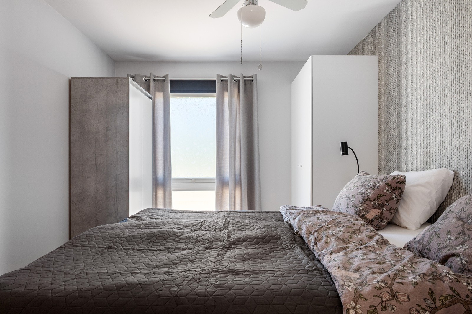 Leiligheten har to soverom, begge praktisk plassert i gang med nærhet til badet. Herfra er det tilgang til innvendig bod. Galleribilde