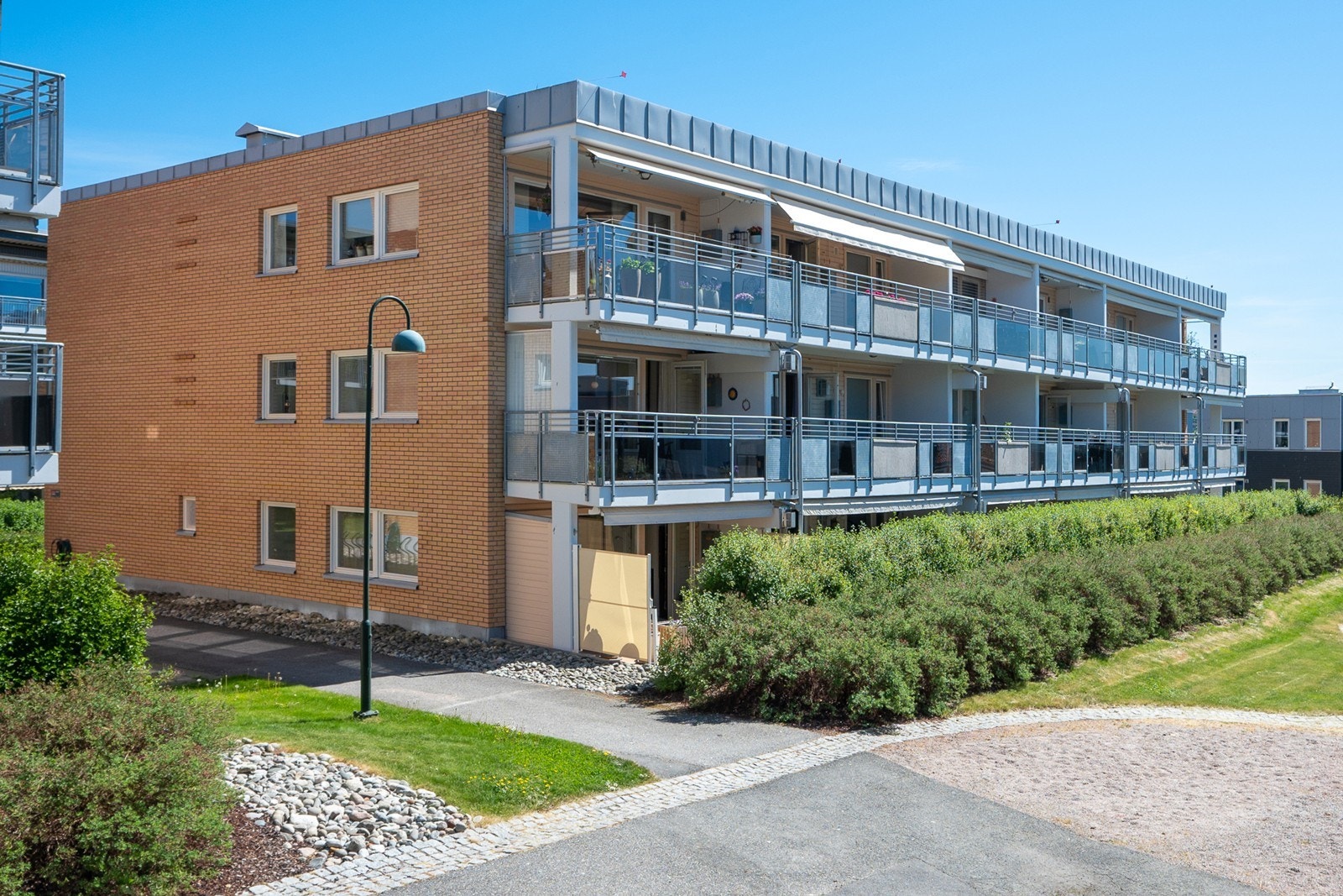 Leiligheten har meget sentral beliggenhet med gangavstand til hverdagslig aktivitet så vel som rekreasjonsmuligheter. Galleribilde